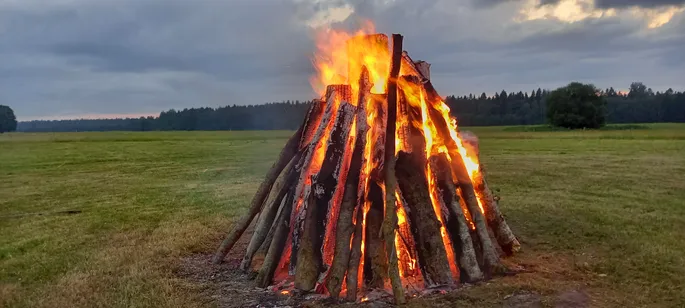 Скачать картинки Костер на природе, стоковые фото Костер на 