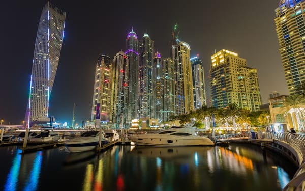 Скоростной шоссе на фоне небоскребов в Dubai Marina города 