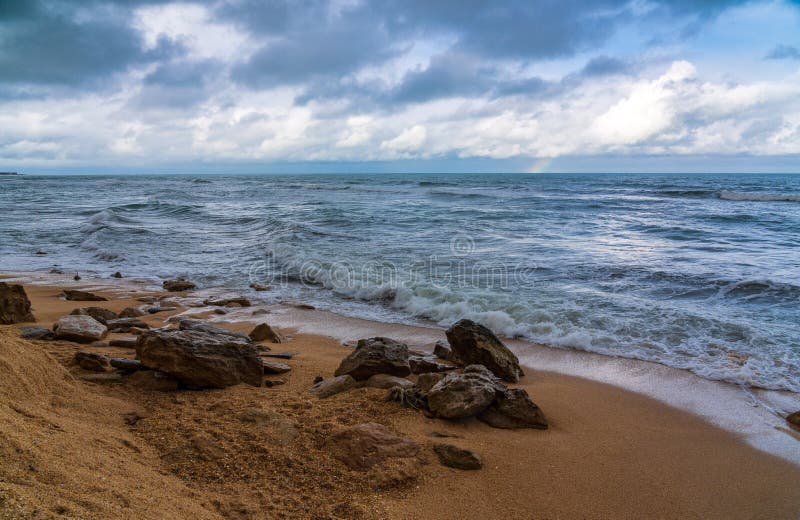 Морской Пейзаж С Плохой Погоды Камней И Дождливый Небо 