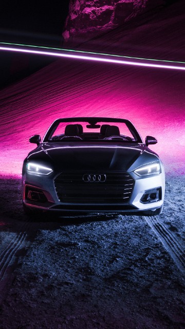 Обои на рабочий стол Черная Audi S5 стоит на дороге на фоне 